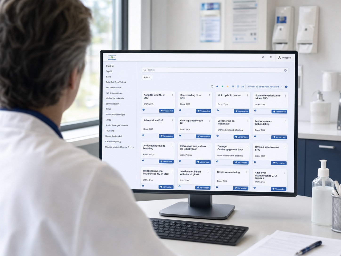 Arts bekijkt het Inforium CHIP-informatiescherm op een monitor